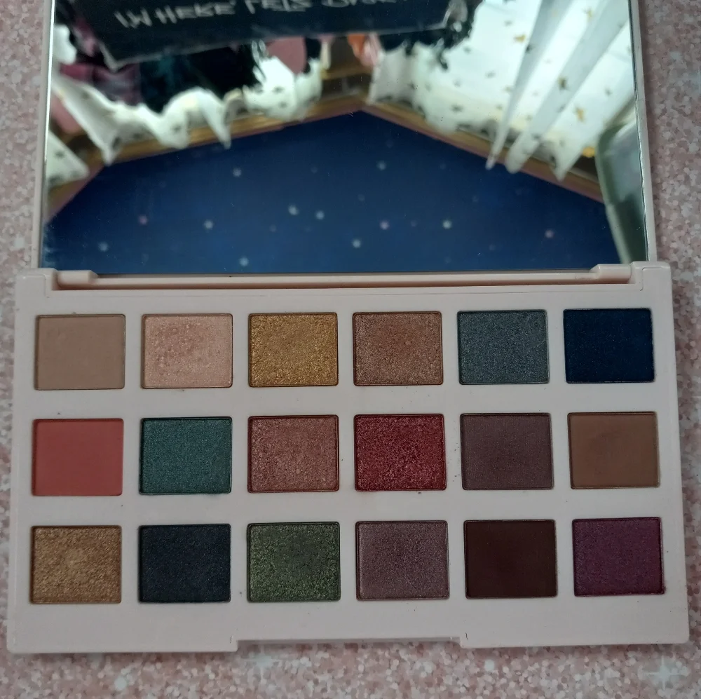 Ciate' London 18 gorgeous shade XL eyeshadow palette!